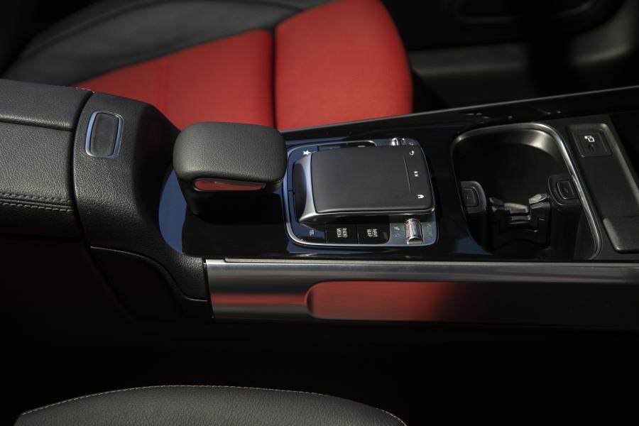 Детали интерьера Mercedes-Benz GLB250 AMG Line (X247) 2019 года  (NA) (фото 32 из 40)